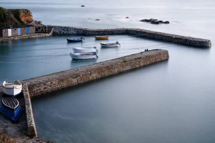 Port Racine est sans nul doute le plus pittoresque des ports de la Hague, situé à Saint-Germain-des-Vaux, il est réputé pour être le plus petit de France avec une surface de 800m2 et une ouverture entre les deux jetées de 11m.Port Racine porte le nom d'un des derniers corsaires qui sévissaient sous Napoléon, le capitaine François-Médard Racine (1774-1817).