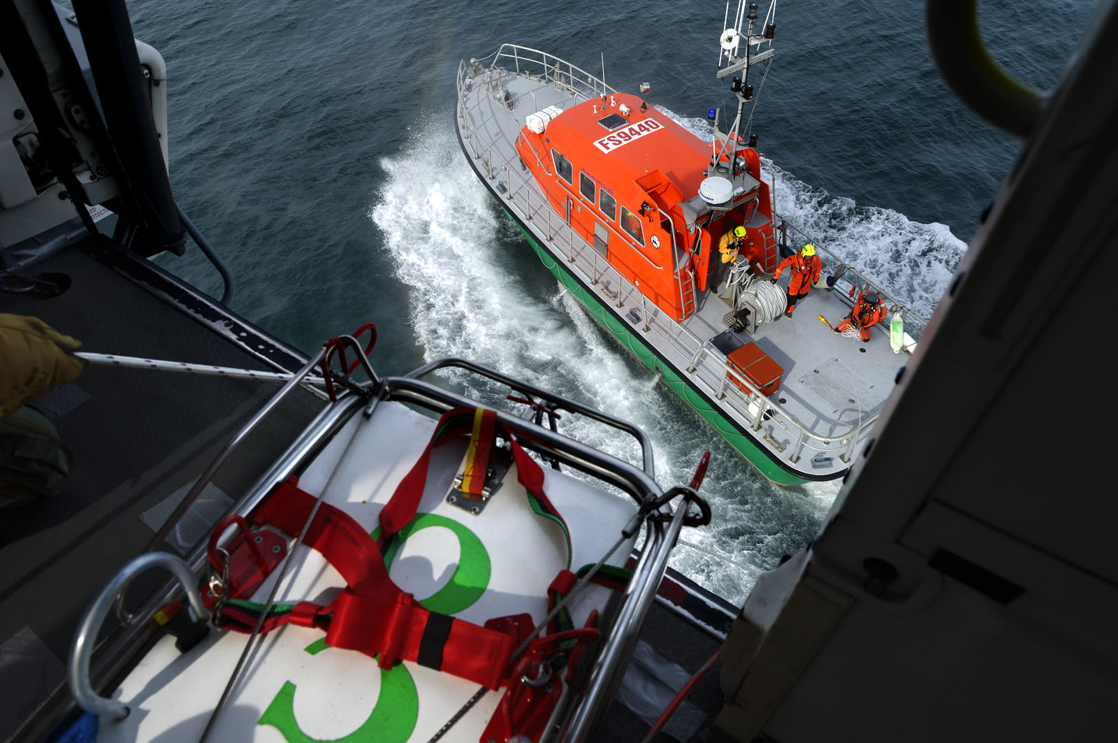 La société nationale de sauvetage en mer est une des expressions les plus abouties de la solidarité des gens de mer face aux drames et accidents maritimes à proximité de nos côtes.La SNSM actuelle est née en 1967, mais depuis plus d'un siècle et demi, des bénévoles issus du monde maritime professionnel et, de plus en plus désormais, d'autres milieux s'investissent localement pour apporter une aide irremplaçable aux usagers de la mer. Association reconnue d'utilité publique dont la mission première est le sauvetage des personnes en danger en mer, la SNSM exerce trois types d'activités : le sauvetage en mer proprement dit, la formation des nageurs sauveteurs saisonniers et la prévention des risques nautiques.Nous avons coutume de dire de nos équipages qu'ils donnent tout et ne prennent rien..sauf les risquesXavier de la Gorce , Président de la SNSM