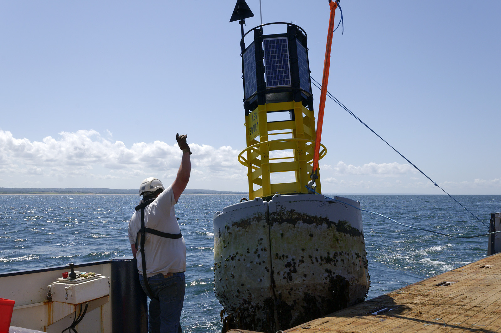 Les phares des côtes de France datent tous des 18ème et 19ème siècles, à quelques exceptions près, et l'on s'émerveille encore des efforts et des savoir-faire déployés alors pour mener à bien ces fabuleux travaux de génie civile.Scintillants, à éclats courts ou longs, isophases, à occultations... Rythme, couleur,secteur...Chaque phare affiche son code génétique, unique, que l'on retrouve également sur les cartes marines.Basé à Dunkerque, le Hauts de France est chargé de la mise en place et de l'entretien courant du balisage maritime hauturier de l'ensemble de la zone, de la frontière belge à la pointe de la Hague.Au-delà de ses missions premières, le baliseur océanique est également capable de mettre en oeuvre l'ensemble de ses capacités techniques pour lutter contre les pollutions marines.
