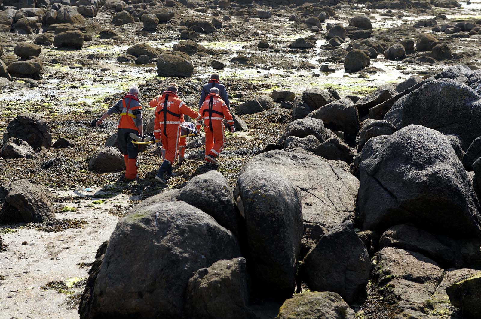 La société nationale de sauvetage en mer est une des expressions les plus abouties de la solidarité des gens de mer face aux drames et accidents maritimes à proximité de nos côtes.La SNSM actuelle est née en 1967, mais depuis plus d'un siècle et demi, des bénévoles issus du monde maritime professionnel et, de plus en plus désormais, d'autres milieux s'investissent localement pour apporter une aide irremplaçable aux usagers de la mer. Association reconnue d'utilité publique dont la mission première est le sauvetage des personnes en danger en mer, la SNSM exerce trois types d'activités : le sauvetage en mer proprement dit, la formation des nageurs sauveteurs saisonniers et la prévention des risques nautiques.Nous avons coutume de dire de nos équipages qu'ils donnent tout et ne prennent rien..sauf les risquesXavier de la Gorce , Président de la SNSM