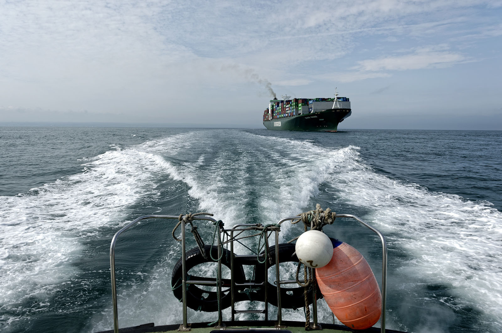 Une manoeuvre réussie est une catastrophe évitée de justesse dit-on.Une formule sans doute excessive mais qui a le mérite de maintenir à l'esprit de chacun qu'il n'existe pas de routine quand il s'agit de manoeuvrer des géants de plusieurs dizaines de milliers de tonnes dans les écluses et les bassins portuaires avec une précision de l'ordre du mètre. Tout l'art du pilote, fin connaisseur des lieux et de leurs pièges, est d'appréhender rapidement le comportement et les capacités manoeuvrières d'un navire inconnu. C'est à lui en effet qu'il appartient de conseiller le pacha pour la bonne réalisation de ce qui reste l'une des phases les plus délicates de l'expédition maritime : l'entrée en port puis l'accostage.