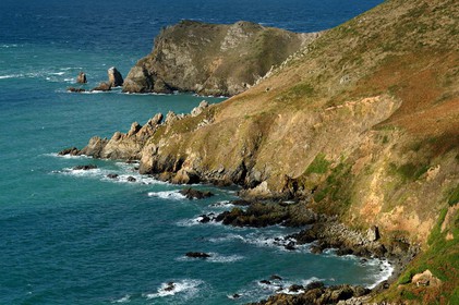 Situé sur la commune de Jobourg (Manche), le Nez de Jobourg s'élève à 126 mètres de haut, classé parmi les plus hautes d'Europe.En empruntant le sentier des douaniers, le promeneur voit la nature se décliner sous toutes ses formes,Le Nez de Jobourg offre un panorama exceptionnel, du cap de la Hague jusqu'au cap de Flamanville, ainsi que sur les îles Anglo-Normandes.