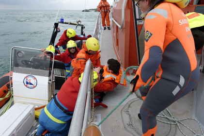 La société nationale de sauvetage en mer est une des expressions les plus abouties de la solidarité des gens de mer face aux drames et accidents maritimes à proximité de nos côtes.La SNSM actuelle est née en 1967, mais depuis plus d'un siècle et demi, des bénévoles issus du monde maritime professionnel et, de plus en plus désormais, d'autres milieux s'investissent localement pour apporter une aide irremplaçable aux usagers de la mer. Association reconnue d'utilité publique dont la mission première est le sauvetage des personnes en danger en mer, la SNSM exerce trois types d'activités : le sauvetage en mer proprement dit, la formation des nageurs sauveteurs saisonniers et la prévention des risques nautiques.Nous avons coutume de dire de nos équipages qu'ils donnent tout et ne prennent rien..sauf les risquesXavier de la Gorce , Président de la SNSM