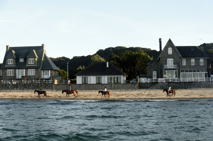 La grande plage de sable fin d'Urville-Nacqueville est devenue la station balnéaire, depuis le début des années 1900, la plus proche de Cherbourg. On peut y pratiquer de nombreuses activités nautiques grâce notemment au Pôle Nautique Hague.
