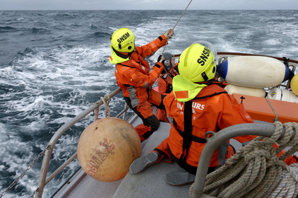 La station est idéalement située à la pointe du nord Cotentin sur la commune d'Auderville.Située aux abords du Raz Blanchard , à 10 miles nautique d'Aurigny et des Iles Anglo-Normandes, le rayon d'action de la station est vaste et se situe de la pointe de Flamanville coté ouest jusqu'au cap Lévy dans l'est.L'abri a une architecture unique en France et sa spécificité réside sur le fait que l'ensemble canot chariot (soit presque 30 tonnes au total ) pivote sur un axe d'une cale à l'autre afin d'être opérationnel  24 heures sur 24 et 365 jours par an quelque soit la marée et les conditions météorologiques.