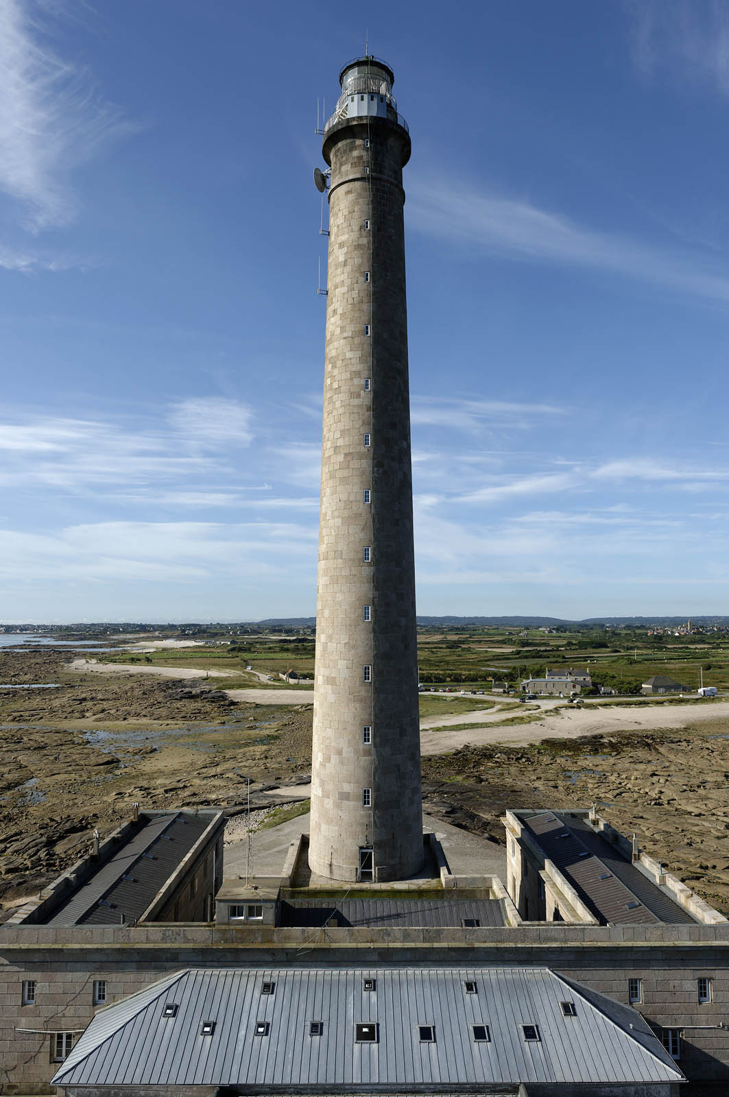 Phare de GattevilleL'implantation des sémaphores en des points remarquables de la côte et leurs capacités opérationnelles de veille optique et radar les conduisent tout naturellement à participer activement à des missions plus générales relevant de la fonction de garde-côte.Au quotidien, les sémaphores restent un lien direct et simple entre les navigateurs côtiers, plaisanciers comme professionnels, et la terre. Leur présence rassure et ils sont en permanence sollicités pour des informations de toutes natures ou des précisions quant aux prévisions météorologiques locales.
