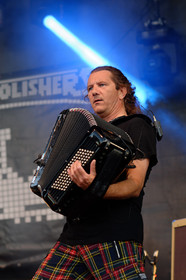 The ShoepolishersLes cireurs de pompe, dans la langue de Molière, n'en sont pas à leur coup d'essai. Avec pas moins de quatre albums dont un double live et un DVD vendu à plus de 10 000 exemplaires à leur actif, les Shoepolishers ont usé leurs savates sur une ribambelle de scènes et de festivals qu'ils ont peine à dénombrer. Leur musique, savant mélange folk rock agrémenté de consonances celtiques aux paroles un brin délirantes, constitue une invitation pour Blairoland. Ce monde fictif, peuplé de farfelus personnages dans un imaginaire conçu de toutes pièces, répand une énergie aussi électrisante que contagieuse sur scène. (http:  www.shoepolishers.fr)