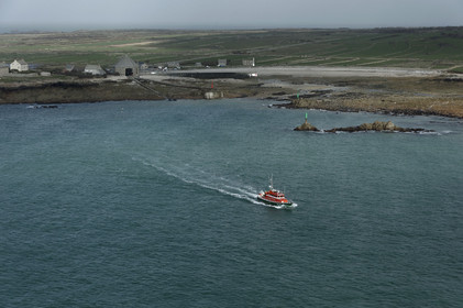La station est idéalement située à la pointe du nord Cotentin sur la commune d'Auderville.Située aux abords du Raz Blanchard , à 10 miles nautique d'Aurigny et des Iles Anglo-Normandes, le rayon d'action de la station est vaste et se situe de la pointe de Flamanville coté ouest jusqu'au cap Lévy dans l'est.L'abri a une architecture unique en France et sa spécificité réside sur le fait que l'ensemble canot chariot (soit presque 30 tonnes au total ) pivote sur un axe d'une cale à l'autre afin d'être opérationnel  24 heures sur 24 et 365 jours par an quelque soit la marée et les conditions météorologiques.