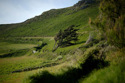 Cette baie bien abritée est une plage de galets et de sable fin, et tire son nom des moulins qui existaient autrefois dans la vallée qui la surplombe (écailler le grain). Les roches de l'anse de Cul Rond figurent parmi les plus anciennes de France : plus de 2 milliards d'années.