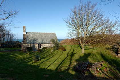 A l’ouest du Cotentin (Manche), la Hague est une terre de contrastes et de lumières, une région sauvage et préservée. Le mot Hague est un ancien terme dialectal normand. Il est issu du vieux norois qui signifie «enclos, terrain clos».La Hague présente un littoral varié : falaises abruptes (entre Urville-Nacqueville et Omonville-la-Rogue, et entre Auderville et Vauville), au pied desquelles se trouve une succession de baies, grandes plages (Urville-Nacqueville et à Vauville), d'îlots et platiers rocheux (cap de la Hague,pointe de Jardeheu..), des massifs dunaires (Biville), des grèves de galets (Anse Saint-Martin), des marais arrière-littoraux (Mare de Vauville) et des vallons boisés (Hubiland, Sabine…). La côte est également agrémentée de petits ports (Goury, le Houguet, Port Racine, Port du Hâble…) et de mouillages.La péninsule haguaise est principalement un pays de landes et de bocage, à l'intérieur des terres, formées de fougères, bruyères, genêts et ajoncs.