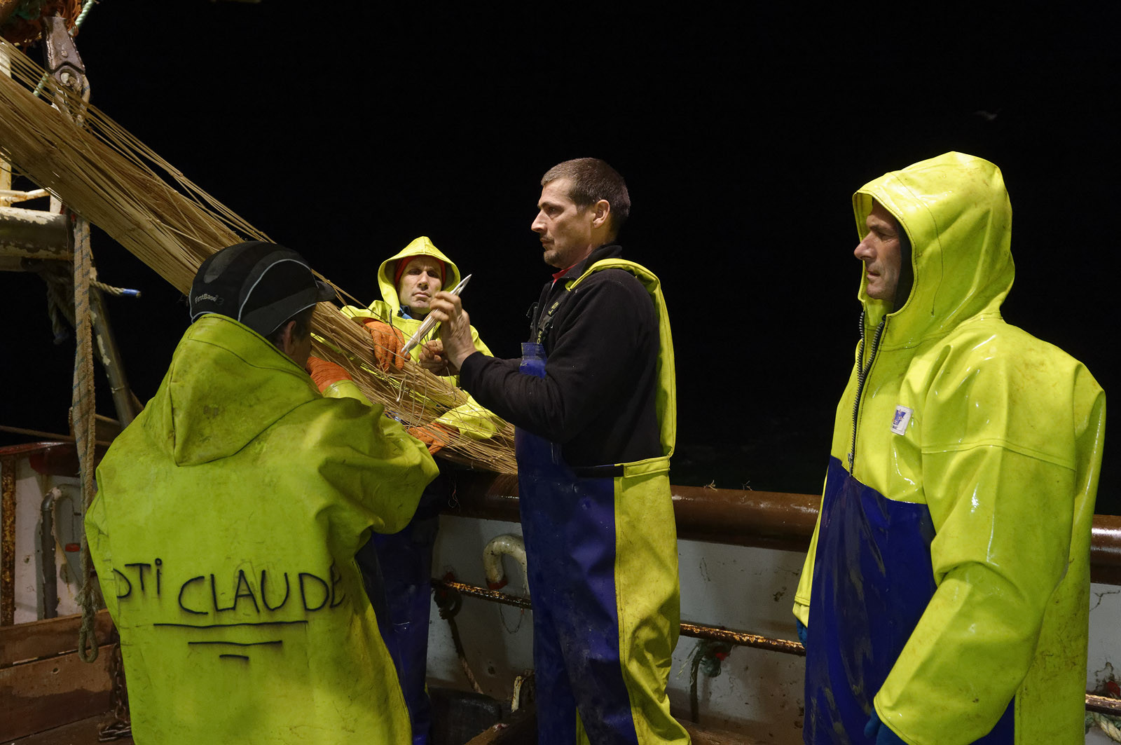 Ce reportage a été réalisé en janvier 2014 à bord du chalutier Marie-Catherine, appartenant à la SARL Armement Cherbourgeois créé en 1999 par Sophie et David LEROY. Cette marée de 7 jours fût assez mouvementée d'une part par la météo très capricieuse, mais également par la difficulté de réaliser les prises de vues. Une sélection de 20 photographies a été présentée lors de la 4ème édition du Festival photo L'Homme et la Mer au Guilvinec (Bretagne) en 2014, ainsi qu'au Musée de Tatihou 'Avis de grand frais (Manche) http:  www.armement-cherbourgeois.fr 