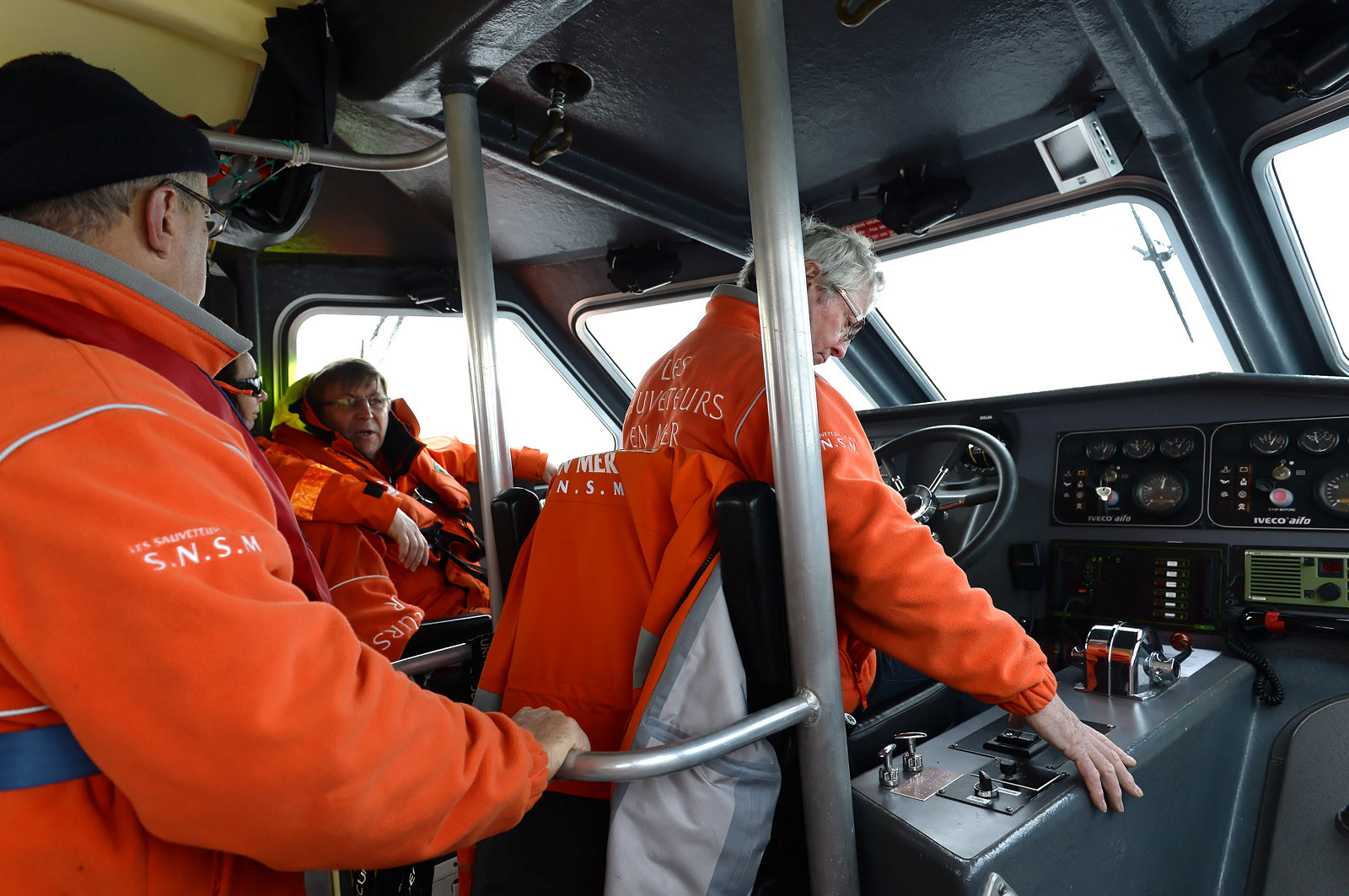 La société nationale de sauvetage en mer est une des expressions les plus abouties de la solidarité des gens de mer face aux drames et accidents maritimes à proximité de nos côtes.La SNSM actuelle est née en 1967, mais depuis plus d'un siècle et demi, des bénévoles issus du monde maritime professionnel et, de plus en plus désormais, d'autres milieux s'investissent localement pour apporter une aide irremplaçable aux usagers de la mer. Association reconnue d'utilité publique dont la mission première est le sauvetage des personnes en danger en mer, la SNSM exerce trois types d'activités : le sauvetage en mer proprement dit, la formation des nageurs sauveteurs saisonniers et la prévention des risques nautiques.Nous avons coutume de dire de nos équipages qu'ils donnent tout et ne prennent rien..sauf les risquesXavier de la Gorce , Président de la SNSM