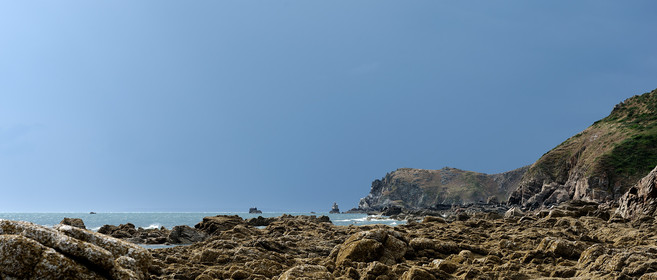 Situé sur la commune de Jobourg (Manche), le Nez de Jobourg s'élève à 126 mètres de haut, classé parmi les plus hautes d'Europe.En empruntant le sentier des douaniers, le promeneur voit la nature se décliner sous toutes ses formes,Le Nez de Jobourg offre un panorama exceptionnel, du cap de la Hague jusqu'au cap de Flamanville, ainsi que sur les îles Anglo-Normandes.