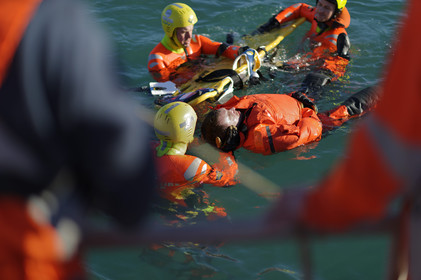 La station est idéalement située à la pointe du nord Cotentin sur la commune d'Auderville.Située aux abords du Raz Blanchard , à 10 miles nautique d'Aurigny et des Iles Anglo-Normandes, le rayon d'action de la station est vaste et se situe de la pointe de Flamanville coté ouest jusqu'au cap Lévy dans l'est.L'abri a une architecture unique en France et sa spécificité réside sur le fait que l'ensemble canot chariot (soit presque 30 tonnes au total ) pivote sur un axe d'une cale à l'autre afin d'être opérationnel  24 heures sur 24 et 365 jours par an quelque soit la marée et les conditions météorologiques.