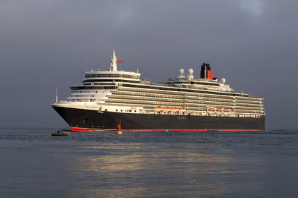 Une manoeuvre réussie est une catastrophe évitée de justesse dit-on.Une formule sans doute excessive mais qui a le mérite de maintenir à l'esprit de chacun qu'il n'existe pas de routine quand il s'agit de manoeuvrer des géants de plusieurs dizaines de milliers de tonnes dans les écluses et les bassins portuaires avec une précision de l'ordre du mètre. Tout l'art du pilote, fin connaisseur des lieux et de leurs pièges, est d'appréhender rapidement le comportement et les capacités manoeuvrières d'un navire inconnu. C'est à lui en effet qu'il appartient de conseiller le pacha pour la bonne réalisation de ce qui reste l'une des phases les plus délicates de l'expédition maritime : l'entrée en port puis l'accostage.