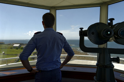 Sémaphore de GouryL'implantation des sémaphores en des points remarquables de la côte et leurs capacités opérationnelles de veille optique et radar les conduisent tout naturellement à participer activement à des missions plus générales relevant de la fonction de garde-côte.Au quotidien, les sémaphores restent un lien direct et simple entre les navigateurs côtiers, plaisanciers comme professionnels, et la terre. Leur présence rassure et ils sont en permanence sollicités pour des informations de toutes natures ou des précisions quant aux prévisions météorologiques locales.