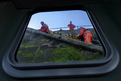 La société nationale de sauvetage en mer est une des expressions les plus abouties de la solidarité des gens de mer face aux drames et accidents maritimes à proximité de nos côtes.La SNSM actuelle est née en 1967, mais depuis plus d'un siècle et demi, des bénévoles issus du monde maritime professionnel et, de plus en plus désormais, d'autres milieux s'investissent localement pour apporter une aide irremplaçable aux usagers de la mer. Association reconnue d'utilité publique dont la mission première est le sauvetage des personnes en danger en mer, la SNSM exerce trois types d'activités : le sauvetage en mer proprement dit, la formation des nageurs sauveteurs saisonniers et la prévention des risques nautiques.Nous avons coutume de dire de nos équipages qu'ils donnent tout et ne prennent rien..sauf les risquesXavier de la Gorce , Président de la SNSM
