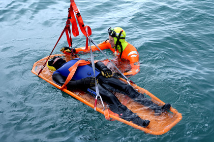 La station est idéalement située à la pointe du nord Cotentin sur la commune d'Auderville.Située aux abords du Raz Blanchard , à 10 miles nautique d'Aurigny et des Iles Anglo-Normandes, le rayon d'action de la station est vaste et se situe de la pointe de Flamanville coté ouest jusqu'au cap Lévy dans l'est.L'abri a une architecture unique en France et sa spécificité réside sur le fait que l'ensemble canot chariot (soit presque 30 tonnes au total ) pivote sur un axe d'une cale à l'autre afin d'être opérationnel  24 heures sur 24 et 365 jours par an quelque soit la marée et les conditions météorologiques.