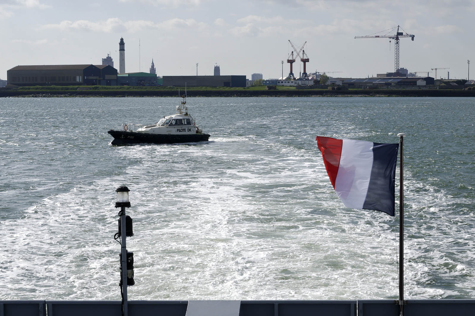 Une manoeuvre réussie est une catastrophe évitée de justesse dit-on.Une formule sans doute excessive mais qui a le mérite de maintenir à l'esprit de chacun qu'il n'existe pas de routine quand il s'agit de manoeuvrer des géants de plusieurs dizaines de milliers de tonnes dans les écluses et les bassins portuaires avec une précision de l'ordre du mètre. Tout l'art du pilote, fin connaisseur des lieux et de leurs pièges, est d'appréhender rapidement le comportement et les capacités manoeuvrières d'un navire inconnu. C'est à lui en effet qu'il appartient de conseiller le pacha pour la bonne réalisation de ce qui reste l'une des phases les plus délicates de l'expédition maritime : l'entrée en port puis l'accostage.