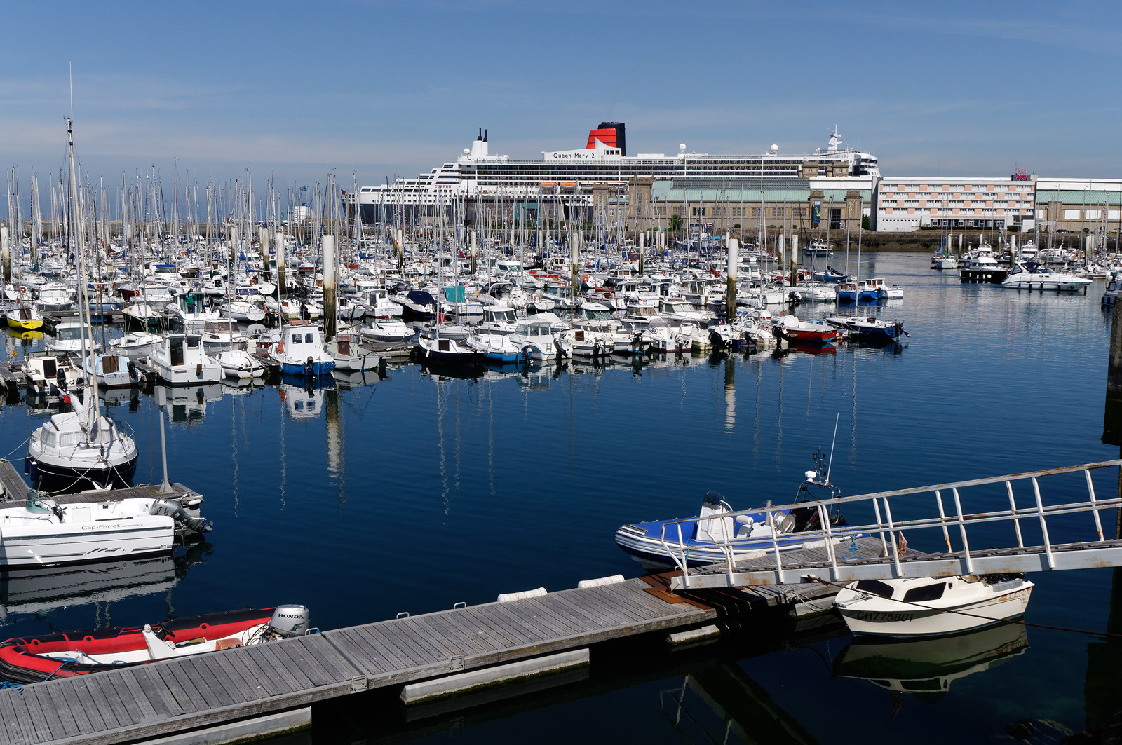 Une ville résolument tournée vers la mer.Cherbourg-en-Cotentin est située dans la presqu'île du Cotentin, à la pointe Ouest de la Normandie. (ville-cherbourg.fr)Un lieu incontournable en Normandie : La Cité de la Mer (http:  www.citedelamer.com)