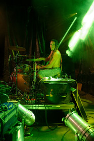 GOULAMAS'K voit le jour en 1999 dans la garrigue de Béziers. Dès les 1ers concerts, la couleur est donnée : un ska rock teinté de reggae punk, chanté en français, occitan, catalan et castillan, les langues natales des musiciens. Un des credo du groupe est la revendication et la reconnaissance de la diversité des langues et des cultures. Le nom même du groupe est tiré du mot occitan golamas (très usité dans la région du groupe et qui désigne quelqu'un de négligé, brouillon…). http:  www.goulamas-k.com