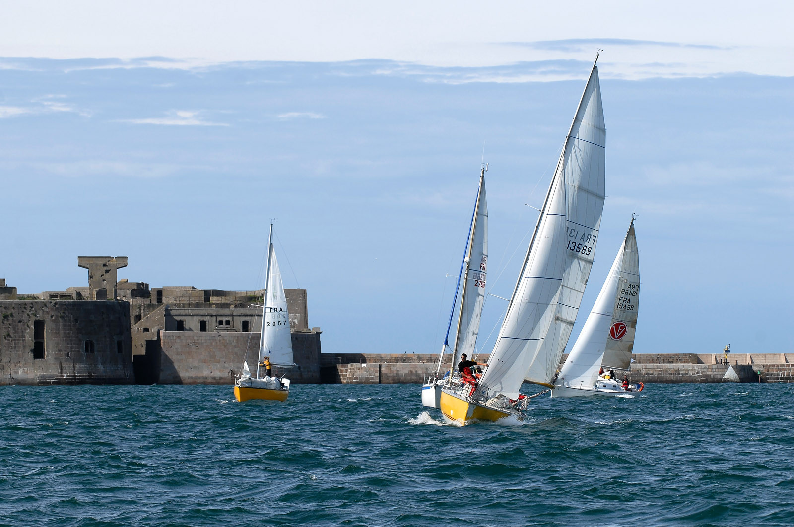 La rade de Cherbourg-en-Cotentin, qui figure parmi les plus grandes rades atificielles au monde, offre aux passionnés, débutants ou confirmés, la possibilité de pratiquer voile, aviron de mer, surf, kayak, ski nautique, funboard, plongée, kitesurf, waveski…