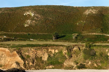 Cette baie bien abritée est une plage de galets et de sable fin, et tire son nom des moulins qui existaient autrefois dans la vallée qui la surplombe (écailler le grain). Les roches de l'anse de Cul Rond figurent parmi les plus anciennes de France : plus de 2 milliards d'années.