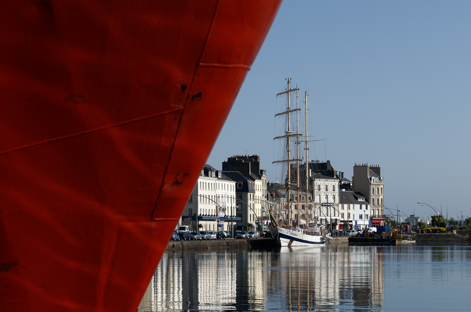 Une ville résolument tournée vers la mer.Cherbourg-en-Cotentin est située dans la presqu'île du Cotentin, à la pointe Ouest de la Normandie. (ville-cherbourg.fr)Un lieu incontournable en Normandie : La Cité de la Mer (http:  www.citedelamer.com)
