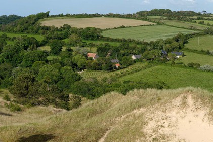 Les dunes de Biville couvrent plus de 700 hectares du littoral de la Hague (Manche), entre le cap de Flamanville et les falaises d’Herqueville. Elles constituent un massif naturel exceptionnel, tant par la qualité de ses paysages que sa richesse botanique.