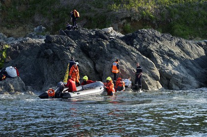 La société nationale de sauvetage en mer est une des expressions les plus abouties de la solidarité des gens de mer face aux drames et accidents maritimes à proximité de nos côtes.La SNSM actuelle est née en 1967, mais depuis plus d'un siècle et demi, des bénévoles issus du monde maritime professionnel et, de plus en plus désormais, d'autres milieux s'investissent localement pour apporter une aide irremplaçable aux usagers de la mer. Association reconnue d'utilité publique dont la mission première est le sauvetage des personnes en danger en mer, la SNSM exerce trois types d'activités : le sauvetage en mer proprement dit, la formation des nageurs sauveteurs saisonniers et la prévention des risques nautiques.Nous avons coutume de dire de nos équipages qu'ils donnent tout et ne prennent rien..sauf les risquesXavier de la Gorce , Président de la SNSM