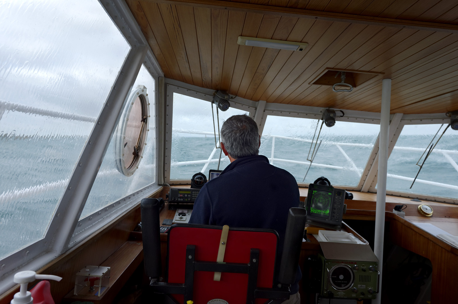 Les phares des côtes de France datent tous des 18ème et 19ème siècles, à quelques exceptions près, et l'on s'émerveille encore des efforts et des savoir-faire déployés alors pour mener à bien ces fabuleux travaux de génie civile.Scintillants, à éclats courts ou longs, isophases, à occultations... Rythme, couleur,secteur...Chaque phare affiche son code génétique, unique, que l'on retrouve également sur les cartes marines.Basé à Dunkerque, le Hauts de France est chargé de la mise en place et de l'entretien courant du balisage maritime hauturier de l'ensemble de la zone, de la frontière belge à la pointe de la Hague.Au-delà de ses missions premières, le baliseur océanique est également capable de mettre en oeuvre l'ensemble de ses capacités techniques pour lutter contre les pollutions marines.