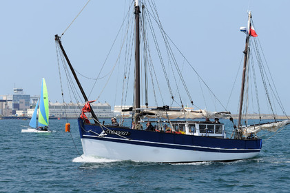 La rade de Cherbourg-en-Cotentin, qui figure parmi les plus grandes rades atificielles au monde, offre aux passionnés, débutants ou confirmés, la possibilité de pratiquer voile, aviron de mer, surf, kayak, ski nautique, funboard, plongée, kitesurf, waveski…