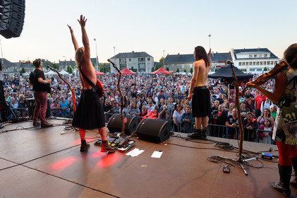 The ShoepolishersLes cireurs de pompe, dans la langue de Molière, n'en sont pas à leur coup d'essai. Avec pas moins de quatre albums dont un double live et un DVD vendu à plus de 10 000 exemplaires à leur actif, les Shoepolishers ont usé leurs savates sur une ribambelle de scènes et de festivals qu'ils ont peine à dénombrer. Leur musique, savant mélange folk rock agrémenté de consonances celtiques aux paroles un brin délirantes, constitue une invitation pour Blairoland. Ce monde fictif, peuplé de farfelus personnages dans un imaginaire conçu de toutes pièces, répand une énergie aussi électrisante que contagieuse sur scène. (http:  www.shoepolishers.fr)