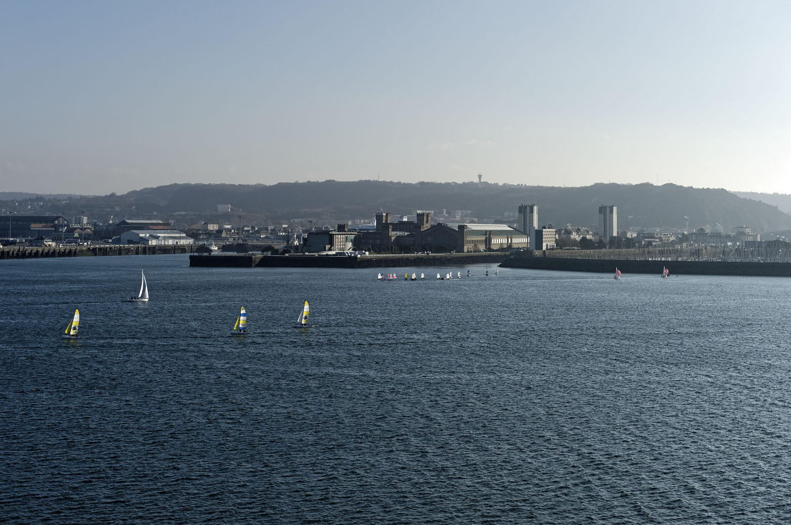 Une ville résolument tournée vers la mer.Cherbourg-en-Cotentin est située dans la presqu'île du Cotentin, à la pointe Ouest de la Normandie. (ville-cherbourg.fr)Un lieu incontournable en Normandie : La Cité de la Mer (http:  www.citedelamer.com)