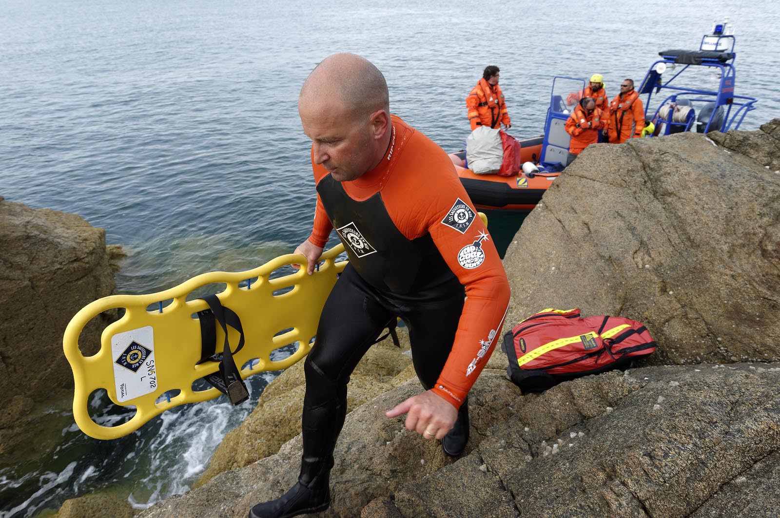 La société nationale de sauvetage en mer est une des expressions les plus abouties de la solidarité des gens de mer face aux drames et accidents maritimes à proximité de nos côtes.La SNSM actuelle est née en 1967, mais depuis plus d'un siècle et demi, des bénévoles issus du monde maritime professionnel et, de plus en plus désormais, d'autres milieux s'investissent localement pour apporter une aide irremplaçable aux usagers de la mer. Association reconnue d'utilité publique dont la mission première est le sauvetage des personnes en danger en mer, la SNSM exerce trois types d'activités : le sauvetage en mer proprement dit, la formation des nageurs sauveteurs saisonniers et la prévention des risques nautiques.Nous avons coutume de dire de nos équipages qu'ils donnent tout et ne prennent rien..sauf les risquesXavier de la Gorce , Président de la SNSM