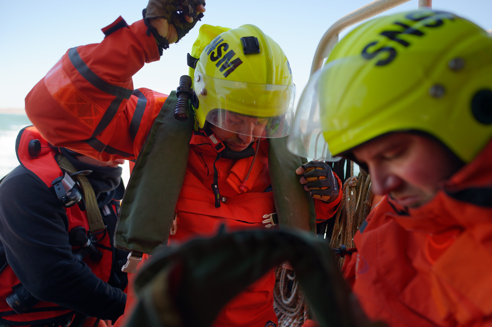 La station est idéalement située à la pointe du nord Cotentin sur la commune d'Auderville.Située aux abords du Raz Blanchard , à 10 miles nautique d'Aurigny et des Iles Anglo-Normandes, le rayon d'action de la station est vaste et se situe de la pointe de Flamanville coté ouest jusqu'au cap Lévy dans l'est.L'abri a une architecture unique en France et sa spécificité réside sur le fait que l'ensemble canot chariot (soit presque 30 tonnes au total ) pivote sur un axe d'une cale à l'autre afin d'être opérationnel  24 heures sur 24 et 365 jours par an quelque soit la marée et les conditions météorologiques.