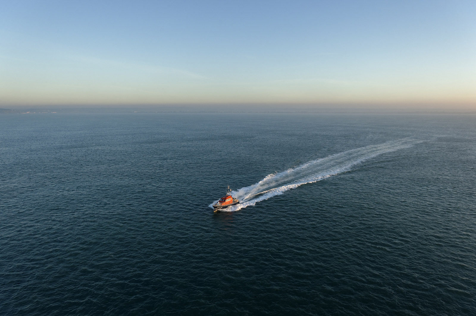 La société nationale de sauvetage en mer est une des expressions les plus abouties de la solidarité des gens de mer face aux drames et accidents maritimes à proximité de nos côtes.La SNSM actuelle est née en 1967, mais depuis plus d'un siècle et demi, des bénévoles issus du monde maritime professionnel et, de plus en plus désormais, d'autres milieux s'investissent localement pour apporter une aide irremplaçable aux usagers de la mer. Association reconnue d'utilité publique dont la mission première est le sauvetage des personnes en danger en mer, la SNSM exerce trois types d'activités : le sauvetage en mer proprement dit, la formation des nageurs sauveteurs saisonniers et la prévention des risques nautiques.Nous avons coutume de dire de nos équipages qu'ils donnent tout et ne prennent rien..sauf les risquesXavier de la Gorce , Président de la SNSM