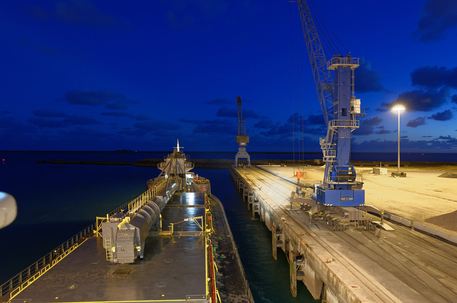 Une manoeuvre réussie est une catastrophe évitée de justesse dit-on.Une formule sans doute excessive mais qui a le mérite de maintenir à l'esprit de chacun qu'il n'existe pas de routine quand il s'agit de manoeuvrer des géants de plusieurs dizaines de milliers de tonnes dans les écluses et les bassins portuaires avec une précision de l'ordre du mètre. Tout l'art du pilote, fin connaisseur des lieux et de leurs pièges, est d'appréhender rapidement le comportement et les capacités manoeuvrières d'un navire inconnu. C'est à lui en effet qu'il appartient de conseiller le pacha pour la bonne réalisation de ce qui reste l'une des phases les plus délicates de l'expédition maritime : l'entrée en port puis l'accostage.