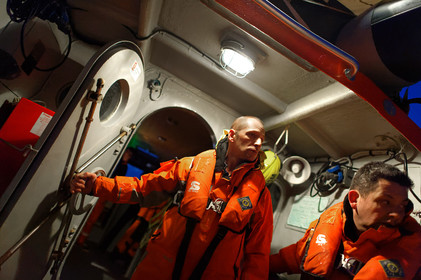 La station est idéalement située à la pointe du nord Cotentin sur la commune d'Auderville.Située aux abords du Raz Blanchard , à 10 miles nautique d'Aurigny et des Iles Anglo-Normandes, le rayon d'action de la station est vaste et se situe de la pointe de Flamanville coté ouest jusqu'au cap Lévy dans l'est.L'abri a une architecture unique en France et sa spécificité réside sur le fait que l'ensemble canot chariot (soit presque 30 tonnes au total ) pivote sur un axe d'une cale à l'autre afin d'être opérationnel  24 heures sur 24 et 365 jours par an quelque soit la marée et les conditions météorologiques.