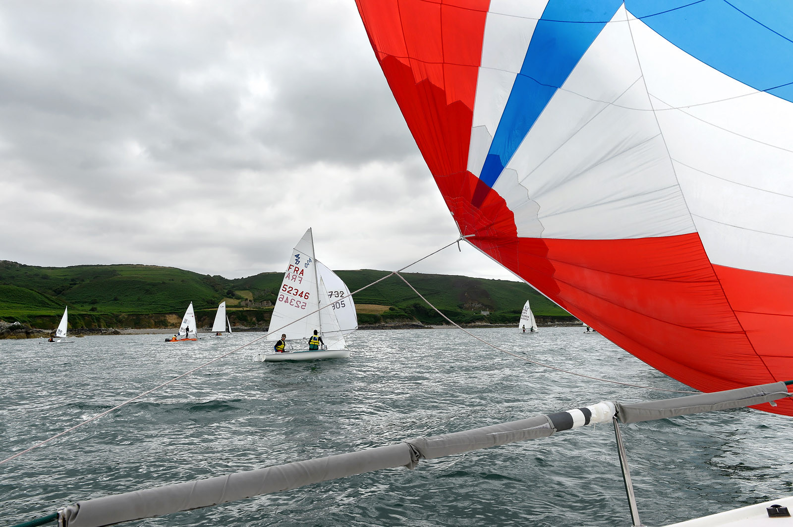 La rade de Cherbourg-en-Cotentin, qui figure parmi les plus grandes rades atificielles au monde, offre aux passionnés, débutants ou confirmés, la possibilité de pratiquer voile, aviron de mer, surf, kayak, ski nautique, funboard, plongée, kitesurf, waveski…