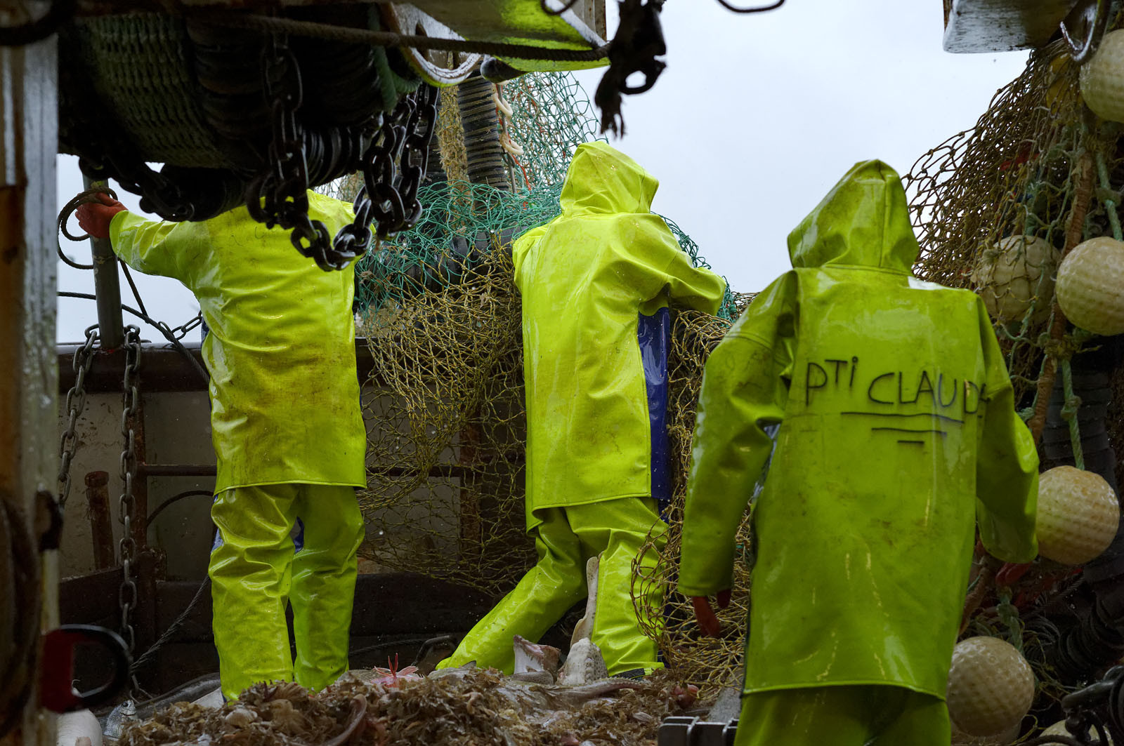 Ce reportage a été réalisé en janvier 2014 à bord du chalutier Marie-Catherine, appartenant à la SARL Armement Cherbourgeois créé en 1999 par Sophie et David LEROY. Cette marée de 7 jours fût assez mouvementée d'une part par la météo très capricieuse, mais également par la difficulté de réaliser les prises de vues. Une sélection de 20 photographies a été présentée lors de la 4ème édition du Festival photo L'Homme et la Mer au Guilvinec (Bretagne) en 2014, ainsi qu'au Musée de Tatihou 'Avis de grand frais (Manche) http:  www.armement-cherbourgeois.fr 