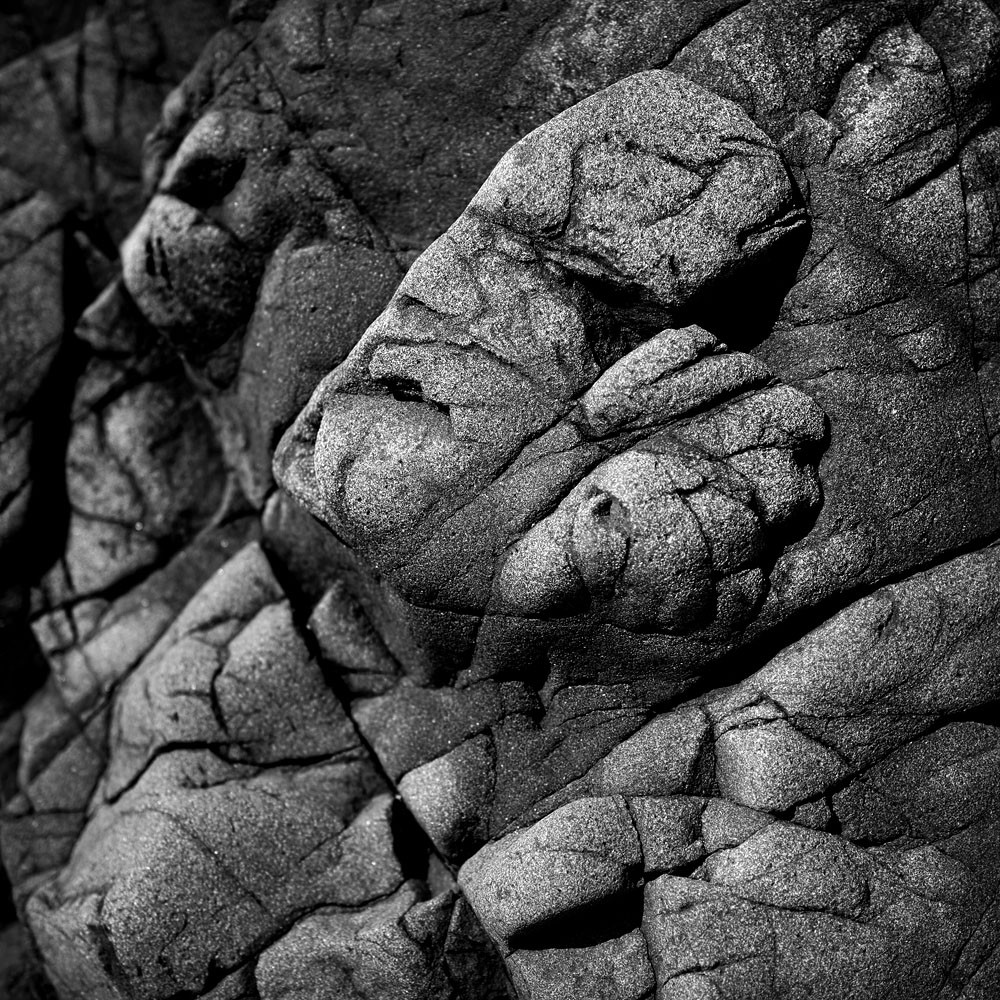 Cette exposition fût présentée lors du mois de la photographie à Equeurdreville (Cotentin) en 2014.Comme un tailleur de pierre, la nature a façonné un monde imaginaire, transformant le paysage en une oeuvre d’art équilibrée et contrôlée. Je n’ai photographié que ceux qui me parlaient, comme des apparitions fantasmagoriques, un clin d’oeil, un frisson, un sourire complice. Libre à vous de découvrir ces formes secrètes, ces visages sculptés par les éléments aux traits parfois révélateurs.