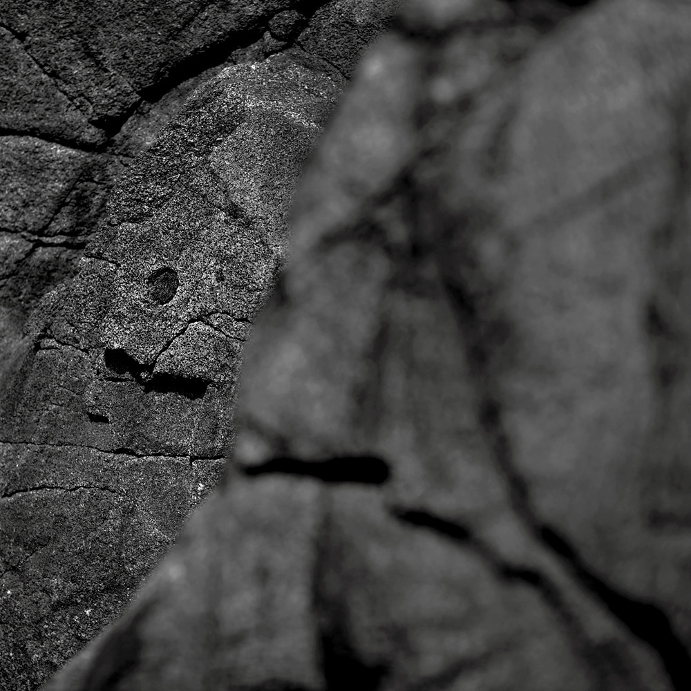 Cette exposition fût présentée lors du mois de la photographie à Equeurdreville (Cotentin) en 2014.Comme un tailleur de pierre, la nature a façonné un monde imaginaire, transformant le paysage en une oeuvre d’art équilibrée et contrôlée. Je n’ai photographié que ceux qui me parlaient, comme des apparitions fantasmagoriques, un clin d’oeil, un frisson, un sourire complice. Libre à vous de découvrir ces formes secrètes, ces visages sculptés par les éléments aux traits parfois révélateurs.