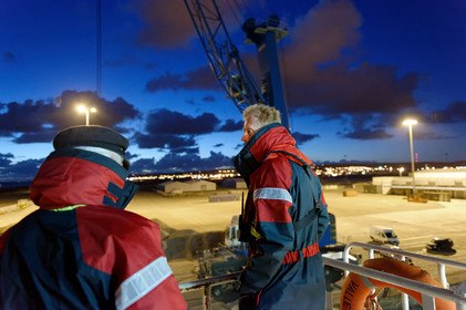 Une manoeuvre réussie est une catastrophe évitée de justesse dit-on.Une formule sans doute excessive mais qui a le mérite de maintenir à l'esprit de chacun qu'il n'existe pas de routine quand il s'agit de manoeuvrer des géants de plusieurs dizaines de milliers de tonnes dans les écluses et les bassins portuaires avec une précision de l'ordre du mètre. Tout l'art du pilote, fin connaisseur des lieux et de leurs pièges, est d'appréhender rapidement le comportement et les capacités manoeuvrières d'un navire inconnu. C'est à lui en effet qu'il appartient de conseiller le pacha pour la bonne réalisation de ce qui reste l'une des phases les plus délicates de l'expédition maritime : l'entrée en port puis l'accostage.
