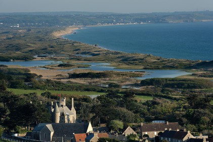Le village de Vauville fait partie des sites classés de la Hague, Cap Cotentin. Les Pierres Pouquelées, galerie néolithique, sont un témoignage de l'Antiquité.La mare de Vauville est une réserve naturelle. Créée en 1976 c'est l'une des 135 réserves naturelles de France. Géré par le Groupe Ornithologique Normand depuis 1983, c'est un marais d'eau douce protégé de la mer par un étroit cordon dunaire. La mare de Vauville fait 62 ha, il y a plus de 150 espèces d'oiseaux ainsi que de 350 plantes et 16 espèces de batraciens.Un édifice autrefois religieux domine le village. C'est le prieuré de Vauville construit dans les landes, sur le haut d'une colline.Créé par Eric et Nicole Pellerin en 1947, l'exceptionnel jardin botanique du château de Vauville occupe plus de 40 000 m2. Abritant plus de 1000 espèces de l'hémisphère austral, le jardin entoure le château de Vauville dans une ambiance subtropicale tout à fait surprenante.