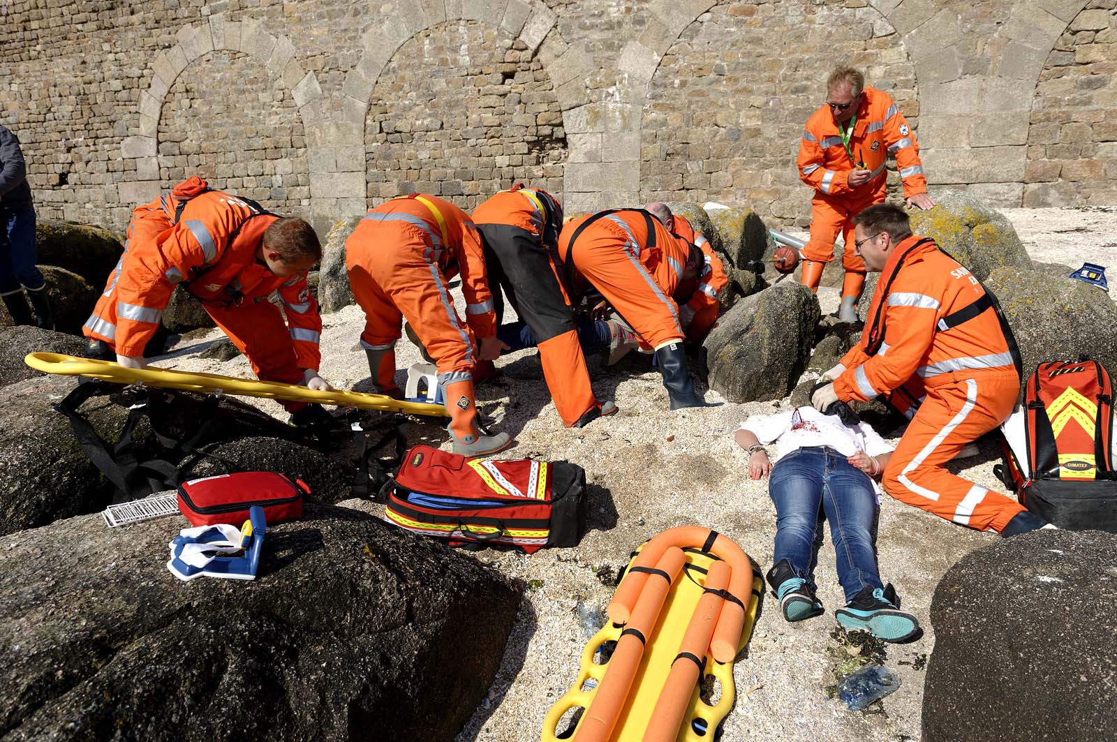 La société nationale de sauvetage en mer est une des expressions les plus abouties de la solidarité des gens de mer face aux drames et accidents maritimes à proximité de nos côtes.La SNSM actuelle est née en 1967, mais depuis plus d'un siècle et demi, des bénévoles issus du monde maritime professionnel et, de plus en plus désormais, d'autres milieux s'investissent localement pour apporter une aide irremplaçable aux usagers de la mer. Association reconnue d'utilité publique dont la mission première est le sauvetage des personnes en danger en mer, la SNSM exerce trois types d'activités : le sauvetage en mer proprement dit, la formation des nageurs sauveteurs saisonniers et la prévention des risques nautiques.Nous avons coutume de dire de nos équipages qu'ils donnent tout et ne prennent rien..sauf les risquesXavier de la Gorce , Président de la SNSM