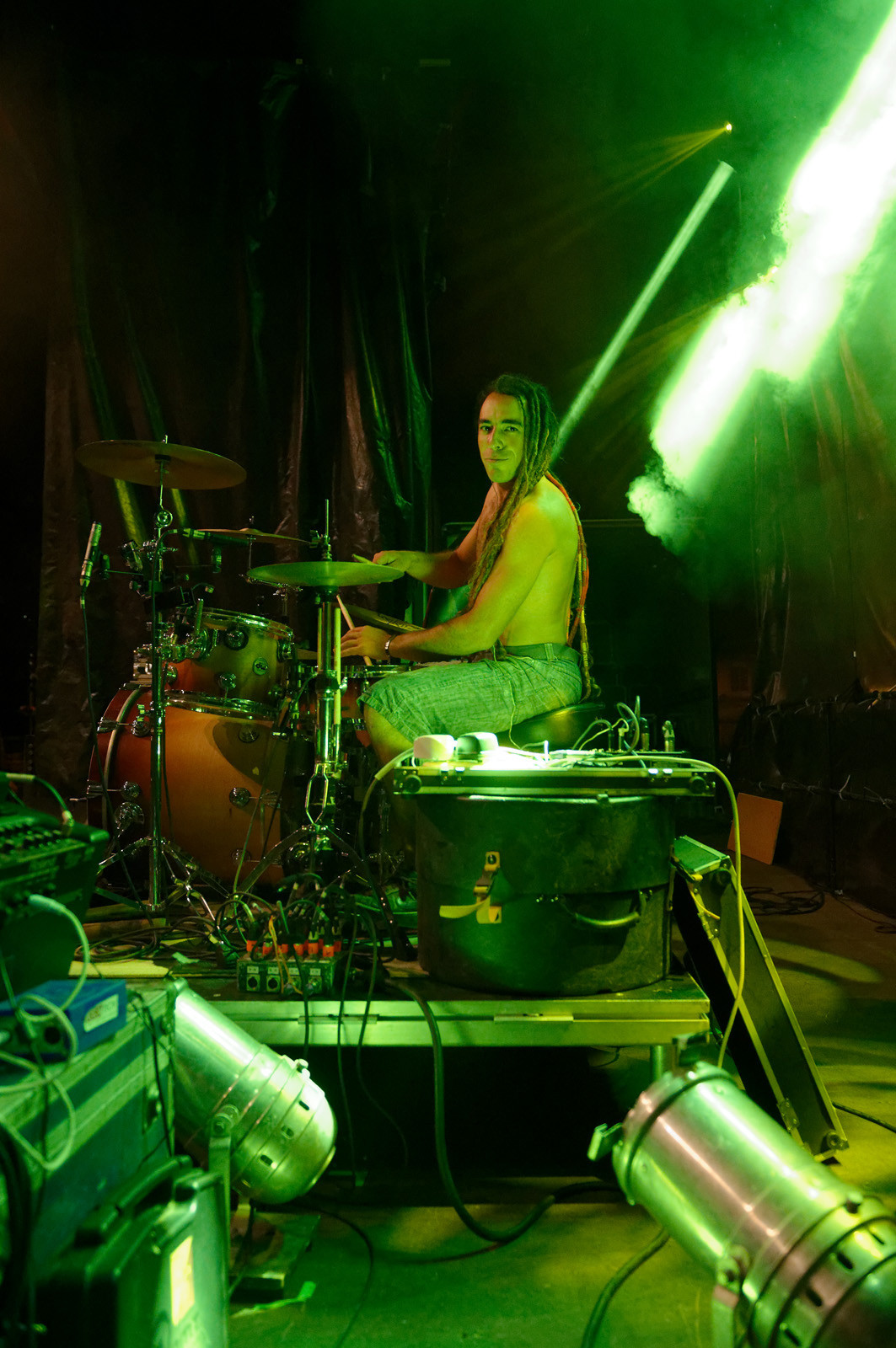 GOULAMAS'K voit le jour en 1999 dans la garrigue de Béziers. Dès les 1ers concerts, la couleur est donnée : un ska rock teinté de reggae punk, chanté en français, occitan, catalan et castillan, les langues natales des musiciens. Un des credo du groupe est la revendication et la reconnaissance de la diversité des langues et des cultures. Le nom même du groupe est tiré du mot occitan golamas (très usité dans la région du groupe et qui désigne quelqu'un de négligé, brouillon…). http:  www.goulamas-k.com