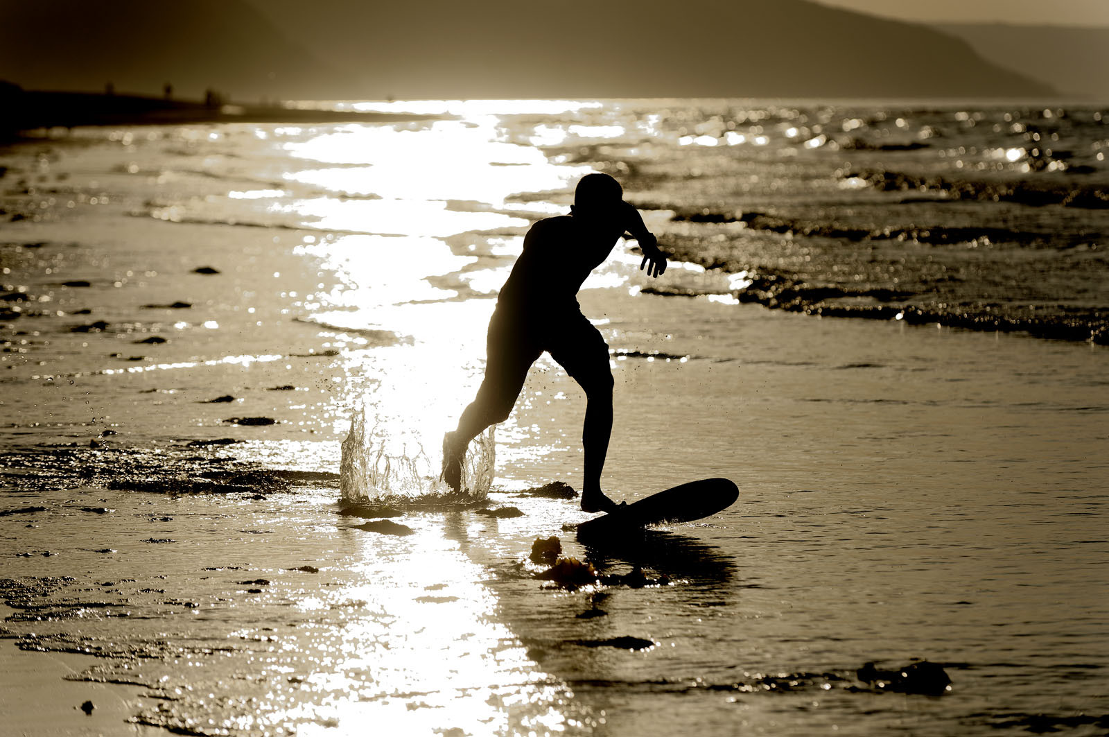 La grande plage de sable fin d'Urville-Nacqueville est devenue la station balnéaire, depuis le début des années 1900, la plus proche de Cherbourg. On peut y pratiquer de nombreuses activités nautiques grâce notemment au Pôle Nautique Hague.