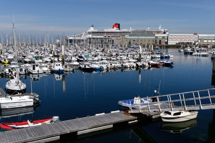 Une ville résolument tournée vers la mer.Cherbourg-en-Cotentin est située dans la presqu'île du Cotentin, à la pointe Ouest de la Normandie. (ville-cherbourg.fr)Un lieu incontournable en Normandie : La Cité de la Mer (http:  www.citedelamer.com)