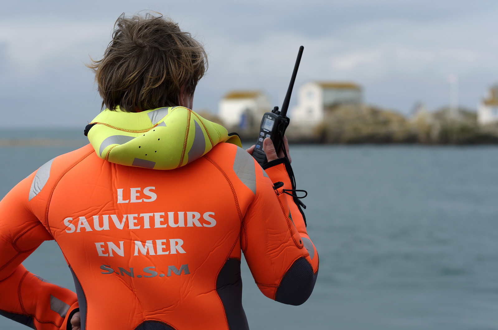 La société nationale de sauvetage en mer est une des expressions les plus abouties de la solidarité des gens de mer face aux drames et accidents maritimes à proximité de nos côtes.La SNSM actuelle est née en 1967, mais depuis plus d'un siècle et demi, des bénévoles issus du monde maritime professionnel et, de plus en plus désormais, d'autres milieux s'investissent localement pour apporter une aide irremplaçable aux usagers de la mer. Association reconnue d'utilité publique dont la mission première est le sauvetage des personnes en danger en mer, la SNSM exerce trois types d'activités : le sauvetage en mer proprement dit, la formation des nageurs sauveteurs saisonniers et la prévention des risques nautiques.Nous avons coutume de dire de nos équipages qu'ils donnent tout et ne prennent rien..sauf les risquesXavier de la Gorce , Président de la SNSM